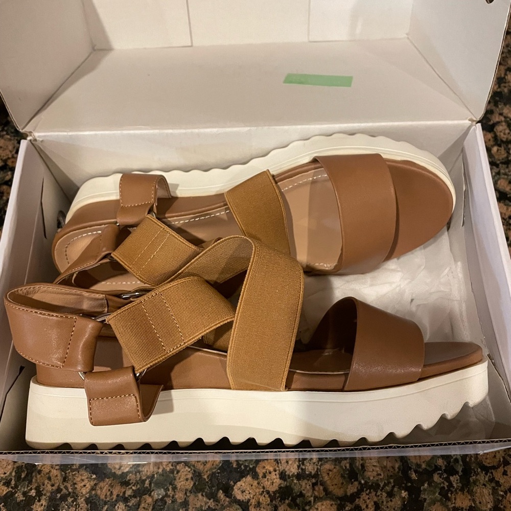 Dream Pairs Tan Sandals new